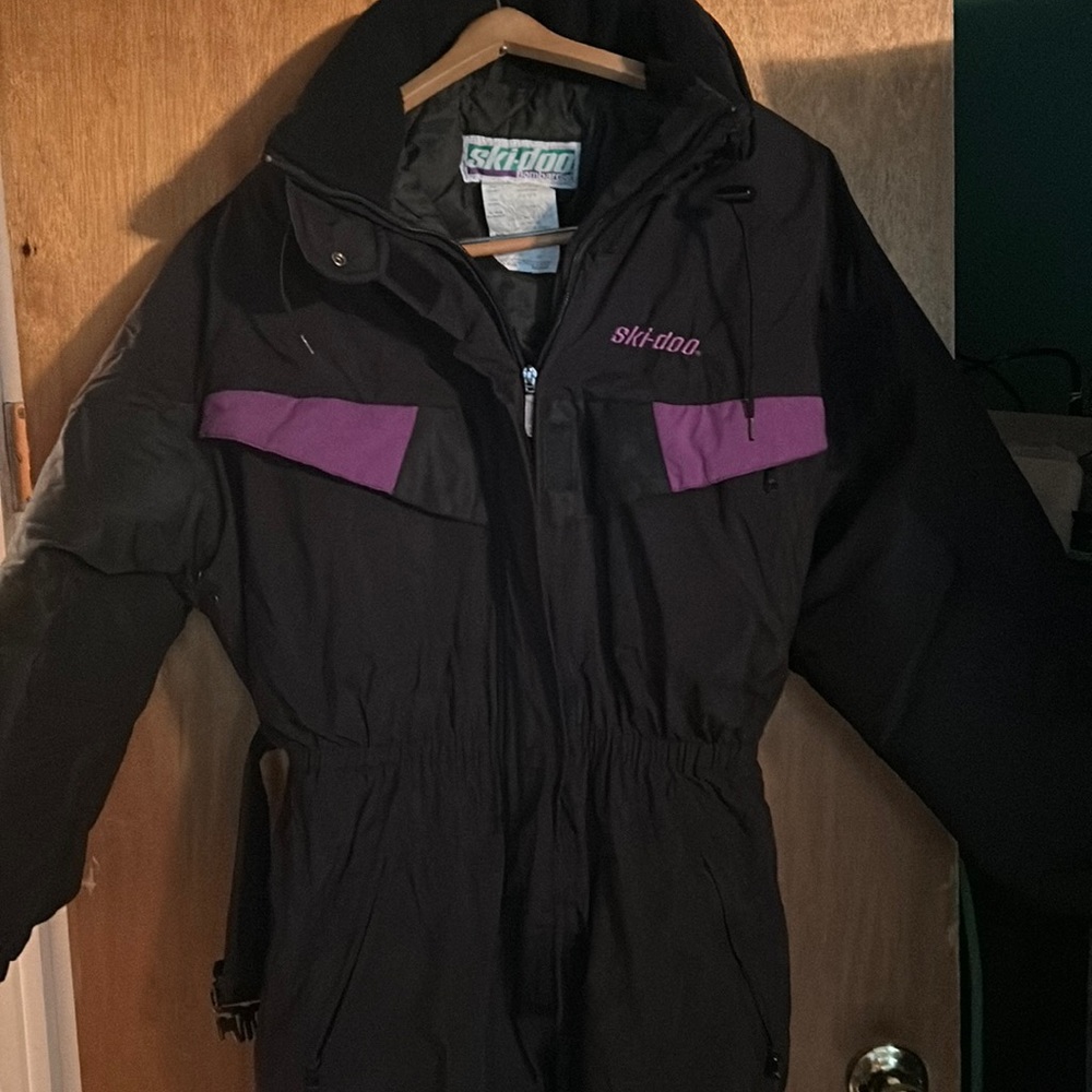 Women’s ski-doo snowmobile suit size medium , great condition
